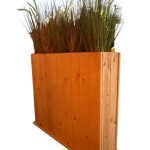 Houten bloembak met sierplant
